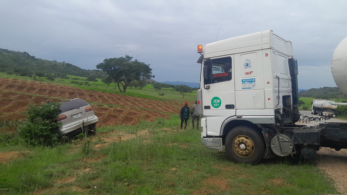 IamSocialMallam's tweet image. A Road Trip, A Lesson in Humanity
Last Friday, we set out on a road trip from Jos to Kanfancha, excited and full of energy. But just after Ganawuri, our car got stuck in the mud. Before we could even figure out what to do, people nearby rushed over to help strangers, 
Thread
