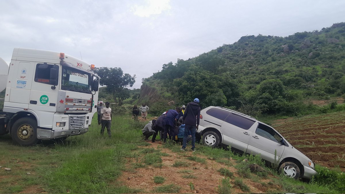IamSocialMallam's tweet image. A Road Trip, A Lesson in Humanity
Last Friday, we set out on a road trip from Jos to Kanfancha, excited and full of energy. But just after Ganawuri, our car got stuck in the mud. Before we could even figure out what to do, people nearby rushed over to help strangers, 
Thread