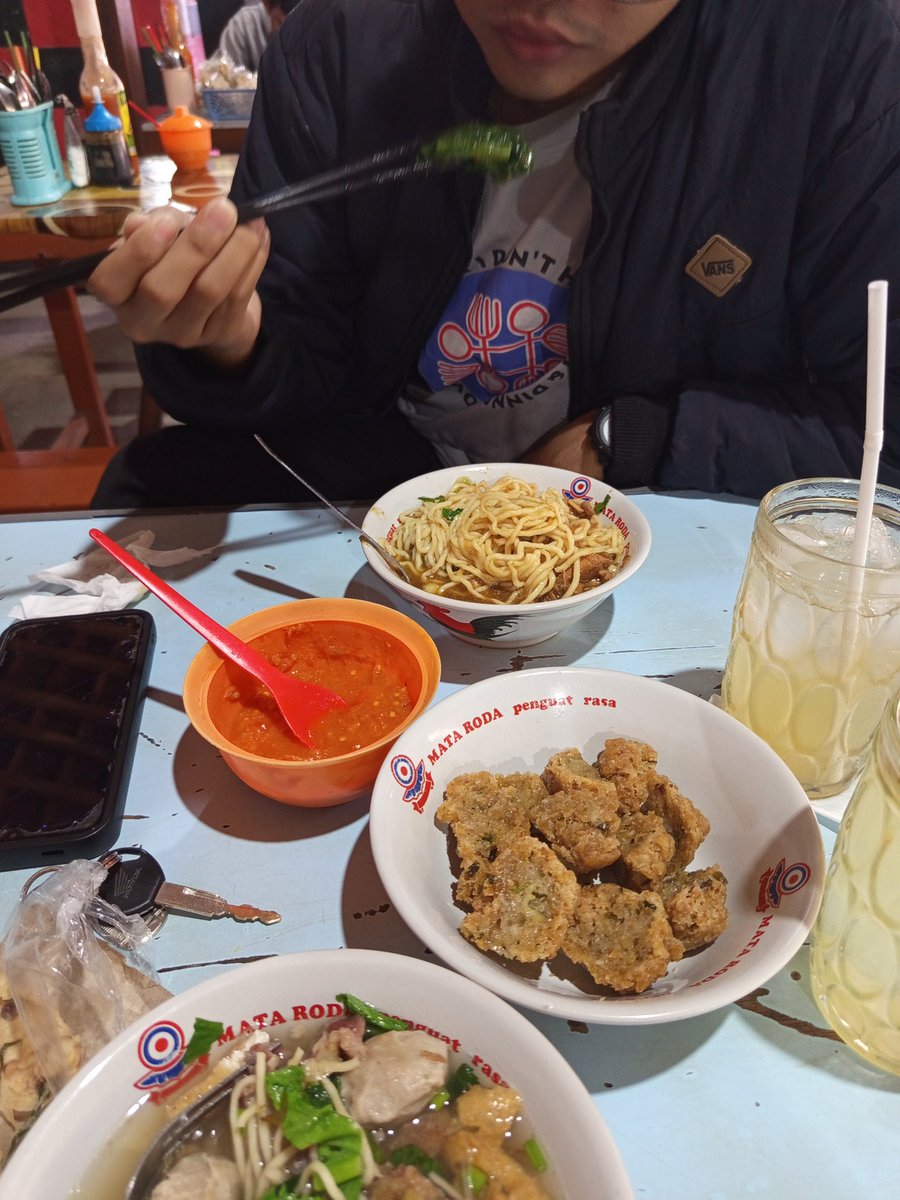 .
.
sesekali memperhatikannya
dan selalu ku berdoa dalam hati
agar cita² nya tercapai 
slalu dalam kebaikan
hidupnya lebih bahagia
jadi lelaki yang bertanggung jawab
dan slalu penuh berkah

---

cukup badainnya di aku, jangan anak² ku

pacalan, me time
eeh mie bakso
di traktir 🤗