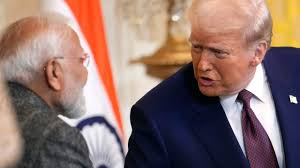 MoneyRadar_FR's tweet photo. L'OPEP+ relance la machine à pétrole : +547 000 barils/jour 

Pendant ce temps, Trump menace les pays acheteurs de pétrole russe d'une taxe de 100%. (coucou l'Inde 🇮🇳) 

Le baril stagne à 70$...

Du coup, les 8 pays producteur entament un cycle de  déversement massif qui alertent les experts.

Le risque ?

Un excédent massif dès le T4 2025 et l'effondrement des cours.