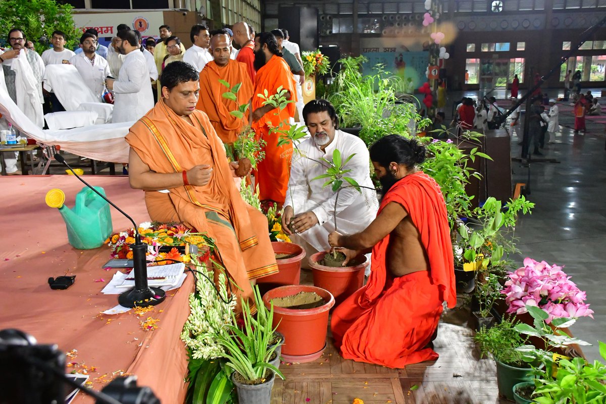 जड़ी-बूटियों की महत्ता को समझें और जीवन में शामिल करें। #जड़ीबूटीदिवस
Acharya BalkrishnaJi Maharaj