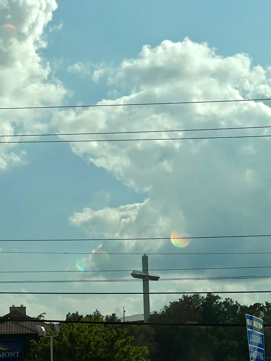 whymqrie's tweet photo. tennessee was beyond beautiful🥲 but i truly missed my city life😢 https://t.co/jVwic8BmGf