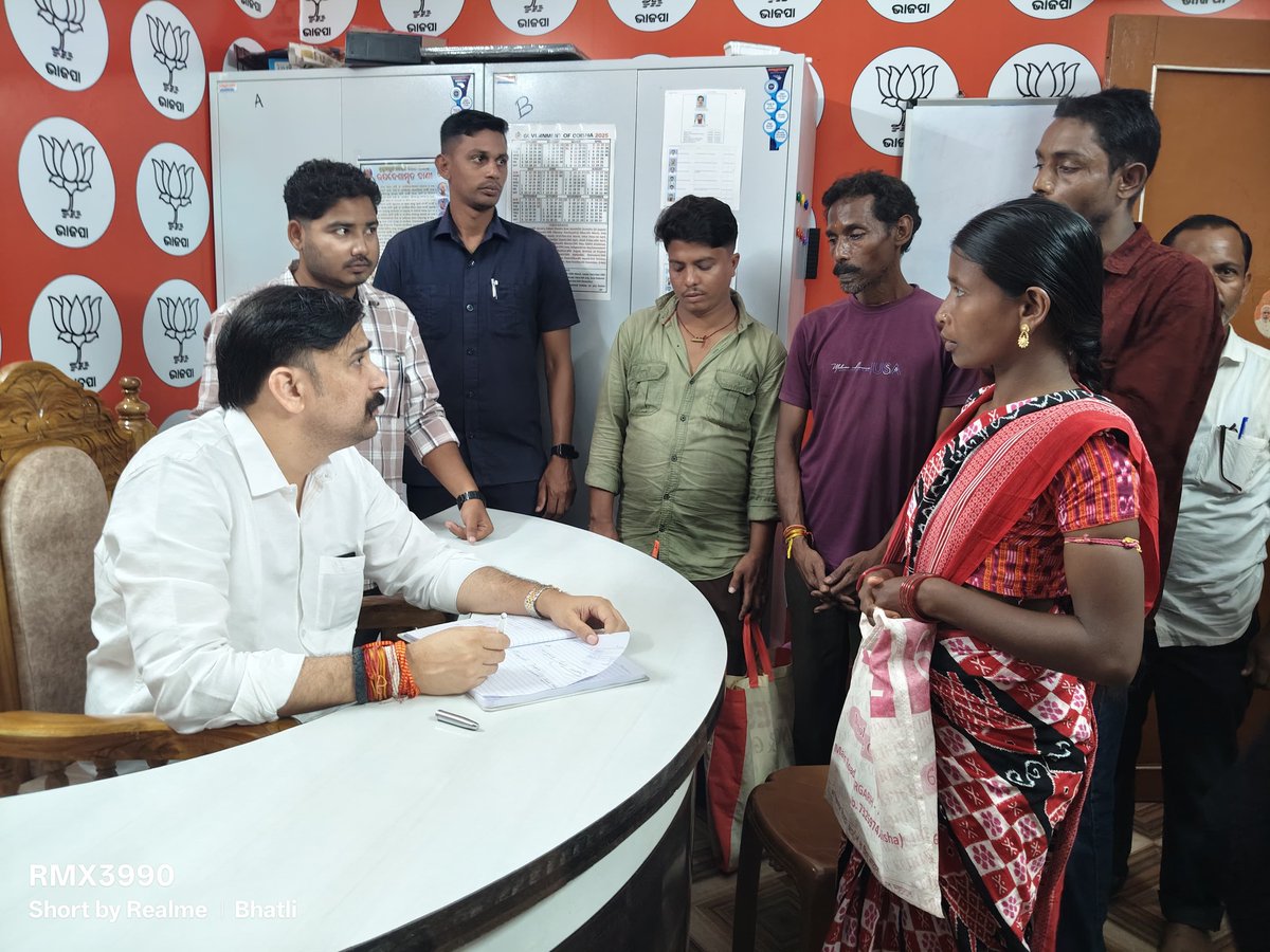 irasisacharya's tweet photo. ମୋର ବିଧାନସଭାର ଭଟଲି କାର୍ଯ୍ୟାଳୟ ଠାରେ ଆଜିର ଜନଶୁଣାଣୀ ll
#grievance #PublicHearing
#partyoffice #BJP4IND
#BhatliConstituency
#111days https://t.co/C01vmEmpoK