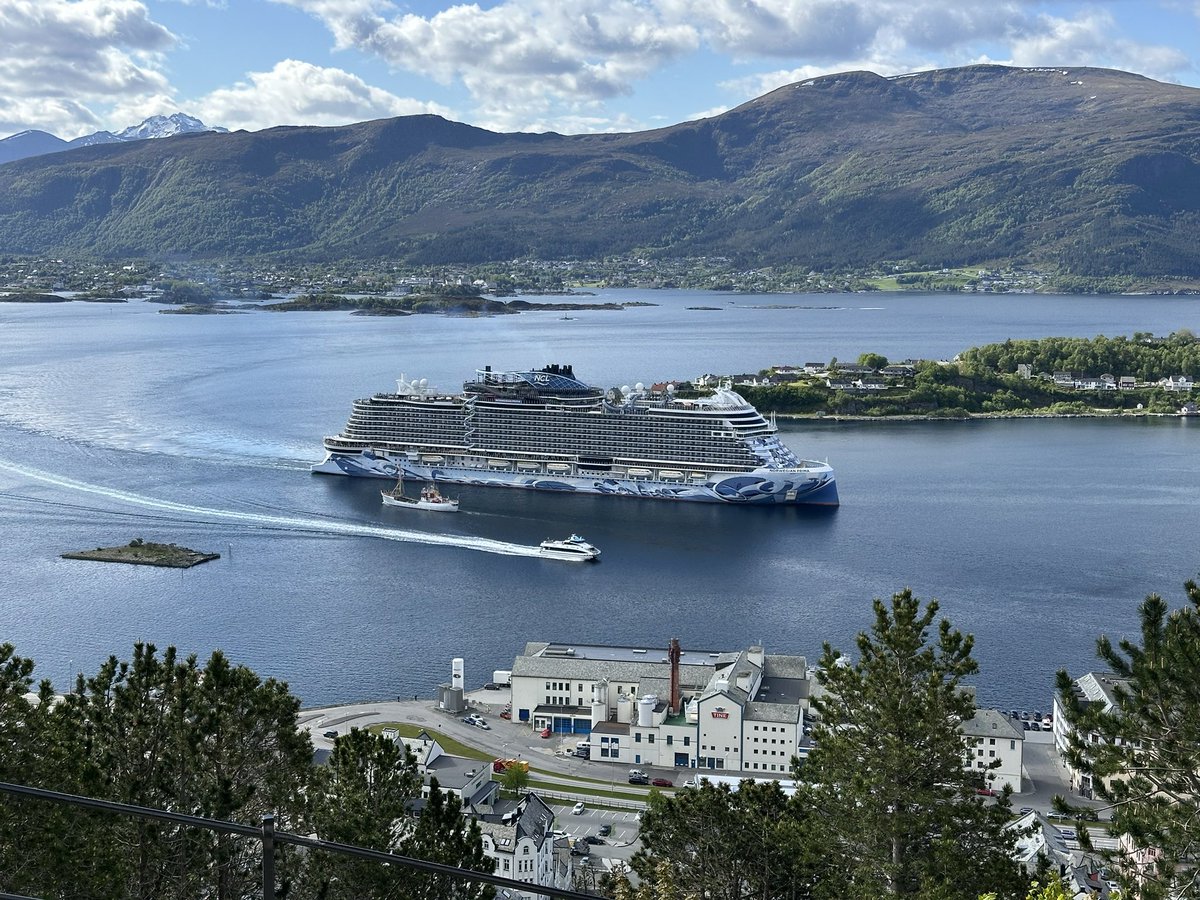 StefRobinson's tweet photo. Views from the summit of Aksla watching the Norwegian Prima arriving into Alesund, Norway 🇳🇴
#Cruise #CruiseShip #Alesund #Aksla #Norway #Travel #RobinsonRoams https://t.co/f9ZTExxKQL