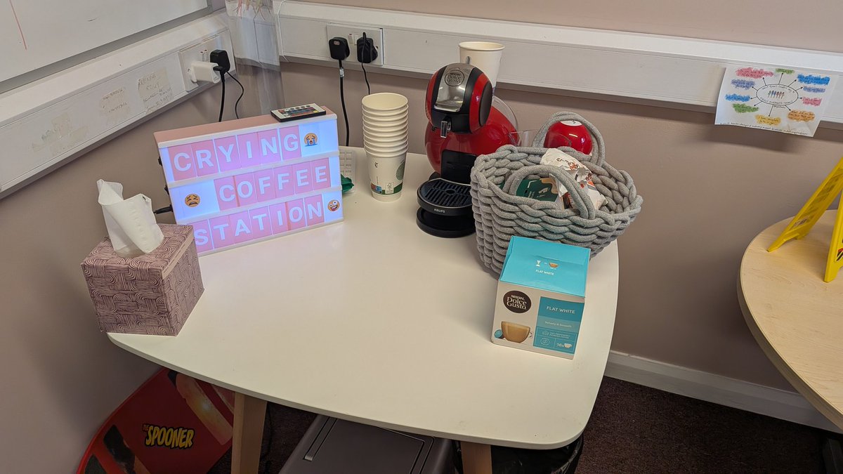 rdav90's tweet photo. When you've been a tad stressed and feeling overwhelmed... Your team know how to cheer you up! A wee refresh and some positive words ❤️ #dreamteam https://t.co/C2AlVXjqwX
