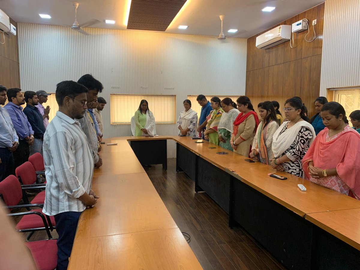 आज दिनांक 04.08.2025 को झारखंड के पूर्व मुख्यमंत्री दिशोम गुरु श्री शिबू सोरेन जी के निधन पर निदेशक समाज कल्याण की अध्यक्षता में दो मिनट  का मौन रखा गया एवं दिवंगत आत्मा के प्रति अपने शोक सन्देश में निदेशक महोदया ने कहा कि "आज का  दिन हम सभी के लिए अत्यंत दुःखद है ।