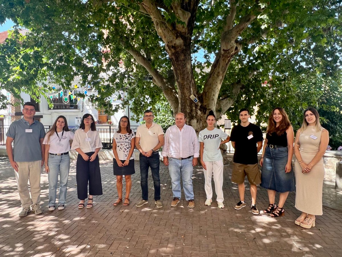 JuntaGranada's tweet photo. El delegado de @EmpleoJunta @javinarila comprueba la evolución de la oficina creada en Güéjar Sierra con el apoyo de los programas #AndalucíaActiva y #EmpleaT para facilitar a los mayores la gestión de trámites telemáticos
💰 Inversión: 166.500 € https://t.co/e3IUF7LYpV
