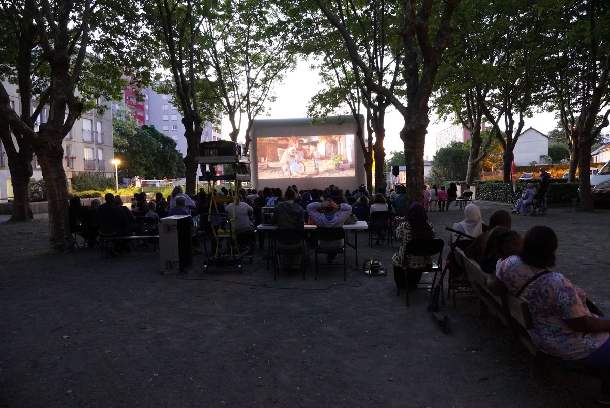Samedi 2 août, rue des Frères Rodriguez : karaoké et projection de film dans la bonne humeur.
Le karaoké a eu un franc succès : la liste des inscrits s'est rallongée jusqu'au lancement du très beau film d'animation "Coco". <a href="/GillesLeproust/">Gilles Leproust</a> <a href="/AlexisBraud/">Alexis Braud</a> <a href="/benamarlemans04/">Ben Amar Youssef</a>