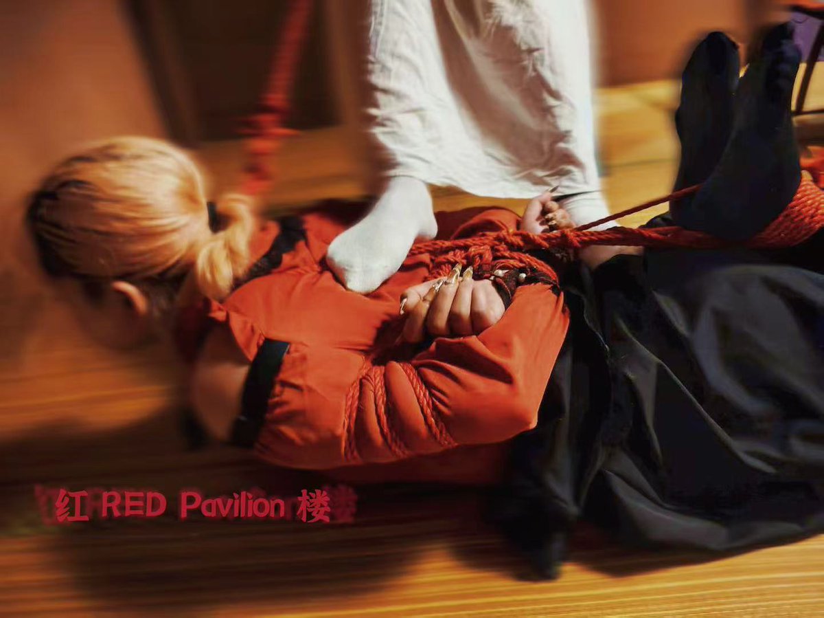 缚手:me &amp;风子 <a href="/Fengfengzi_/">风子</a> 
霸凌者:me
被缚&amp;被霸凌者:阿镜 <a href="/wojiaobaigei/">鸾镜</a> 
摄影:风子 <a href="/Fengfengzi_/">风子</a> 
修图:老中医
场地:红楼 <a href="/luoxialuosu/">白昼嚞</a> 

ps:被霸凌者自称愿意给月月当牛做马

＃绳缚 ＃女主 ＃sp #红楼 #聚会