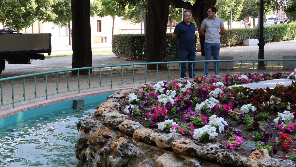 Concluyen las obras de remodelación del estanque del “Sillón de la Reina”.

Se ha dotado de un gran parterre con flores y una pequeña cascada circular. Además, se han instalado 32 focos led que permitirán iluminar el estanque.