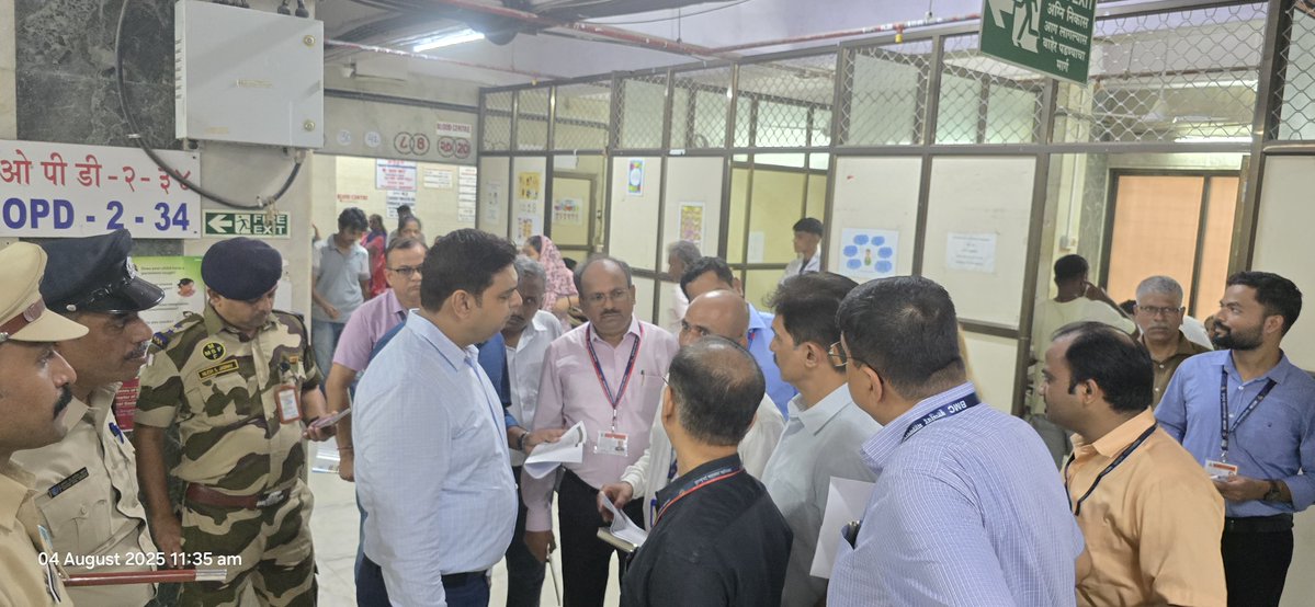 🔹अतिरिक्त महानगरपालिका आयुक्त (पश्चिम उपनगरे) डॉ. विपिन शर्मा यांनी विविध आरोग्य संस्थांना आज भेट देवून विकास कामांचा आढावा घेतला. तसेच, रुग्णसेवांचा दर्जा अधिक उंचावण्यासाठी संबंधितांना मार्गदर्शन केले.

🔹दहिसर (पूर्व) स्थित वाय. आर. तावडे दवाखाना,  के. एस. भंसाळी प्रसूतिगृह,