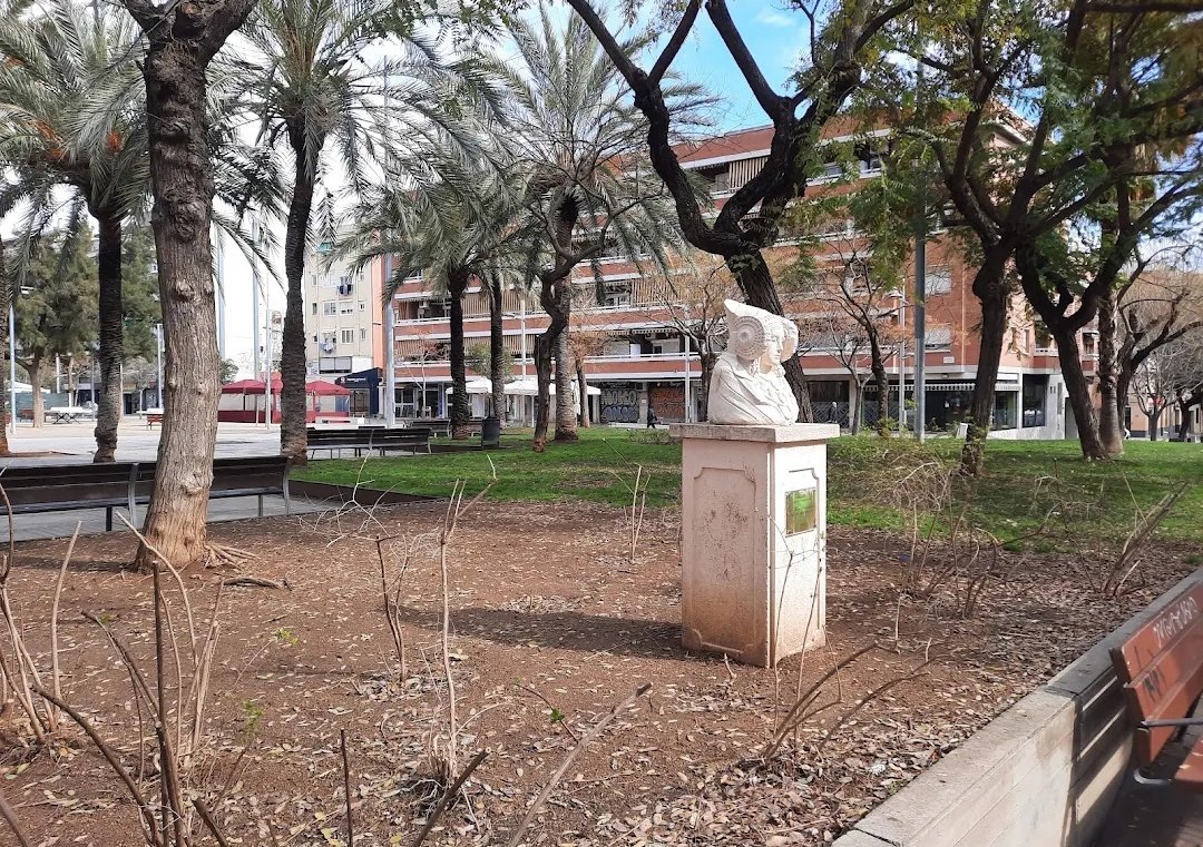 #TalDiaComAvui, el 4 d'agost de 189, a l'Alcúdia d'Elx, el jornaler Manual Campello Esclapez troba l'escultura ibèrica de la Dama d'Elx.
A #LaSagrera hi ha la reproducció de Ferran Bach-Esteve, 2009, donada per l’Ajuntament d’Elx amb motiu de la remodelació dels Jardins d’Elx.