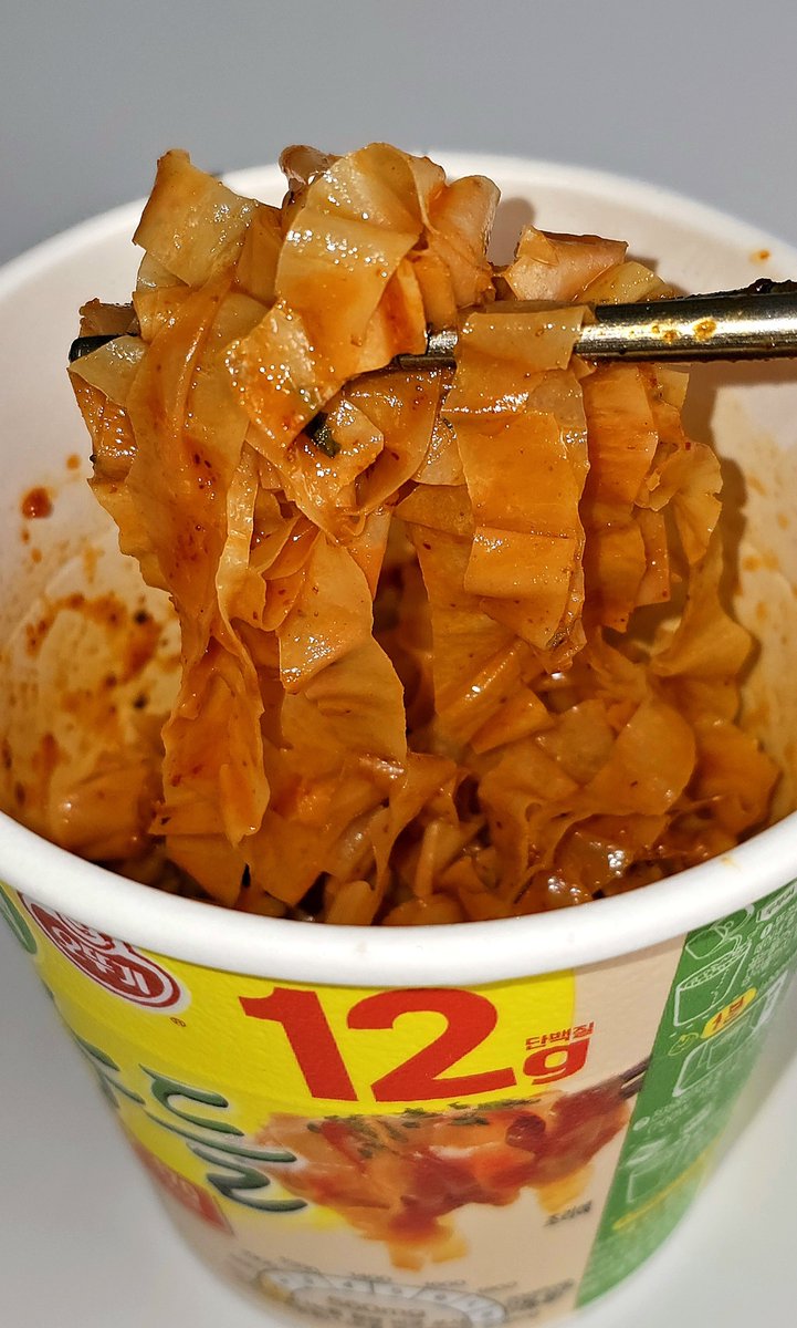 #광고 [RT추첨 5명 고단백 컵누들 1박스 증정]
컵누들이 두부피면으로 만든 고단백 컵누들 신제품을 출시했습니다.
단백질이 무려 12g(달걀 2개 분량)이나 들어있습니다.
매콤로제·마라샹궈맛 모두 100kcal대이고, 속세맛 그 자체입니다.
이 칼로리에 이런 맛이 나올 수가 있나 싶은..!