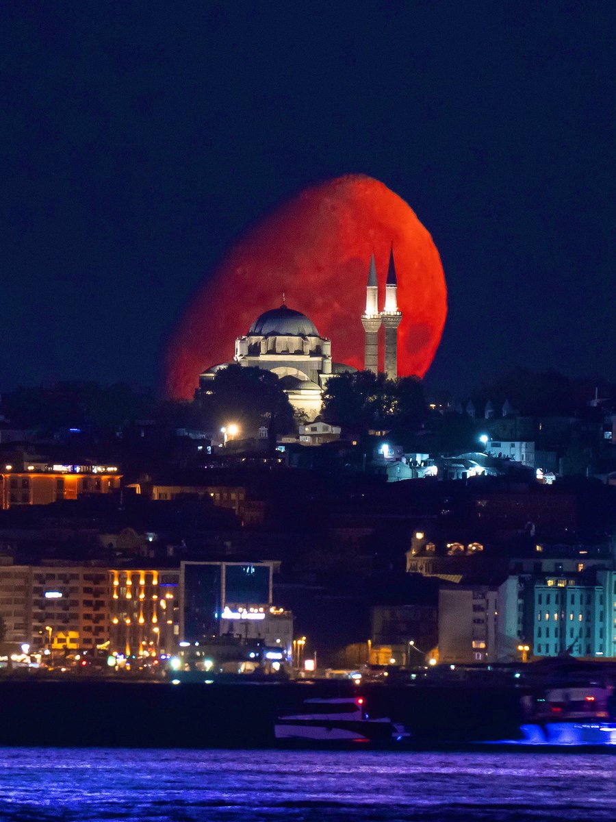 issatrl's tweet photo. Beyazıt  Camisi ve Ay…

Beyazıt semtindeki cami Sultan II. Bayezid tarafından yaptırılmış. Mimarı kesin olarak bilinmez. İstanbul’da orijinalliğini koruyan en eski selatin camii olarak kabul edilir. II. Bayezid’in mezarı, caminin haziresinde bulunur. Atalarımıza rahmetle… https://t.co/BUzStjjY2d