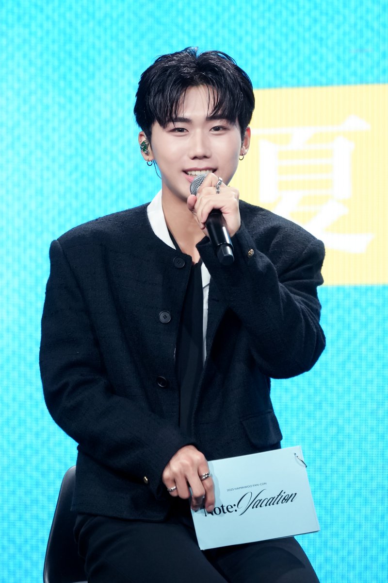 250802 HAMINWOO FAN-CON [NOTE : VACATION] 2부 스페셜MC 종형🐻
#종형 #JONGHYEONG #DKZ #디케이지 #지화자_종형이다❣️

이제 내 여름도, 내 사랑도 다 그대 것입니다.

건넨 여름 받아 든 그대가 볕처럼 웃어주기에
나는 붉게 그을린 얼굴로 덜컥
여분의 계절까지도 모두 줄 것을 약속했습니다.