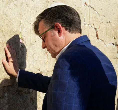 خدعونا ليل نهار بفصل الدين وعزله عن الحياة العامة ثم اكتشفنا انهم حاخامات وقساوسة يمشون في الأرض.