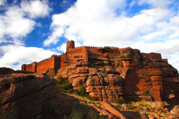 gozARTE's tweet photo. Ayer os preguntaba DÓNDE ESTÁ ESTE CASTILLO. Pues bien, es #Peracense (#Teruel)!!! ¿No es espectacular cómo se funde la piedra con la que está construido con el entorno? Casi parece que salga de la misma montaña. https://t.co/XRu3BL5GjI