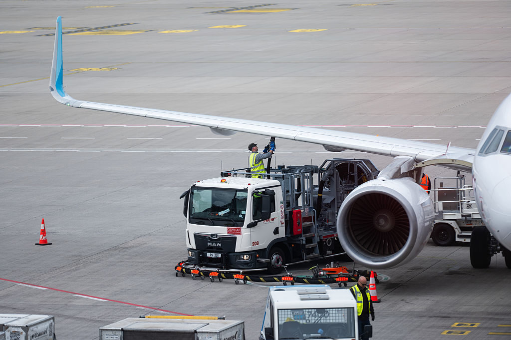 Climat : l’UE pourrait engranger 1 000 milliards d’euros en taxant vraiment l’#aviation, notamment les #jets privés: L’UE pourrait multiplier par dix ses recettes issues du marché du #carbone en supprimant les exemptions dont bénéficie le secteur aérien… dlvr.it/TMHQyf
