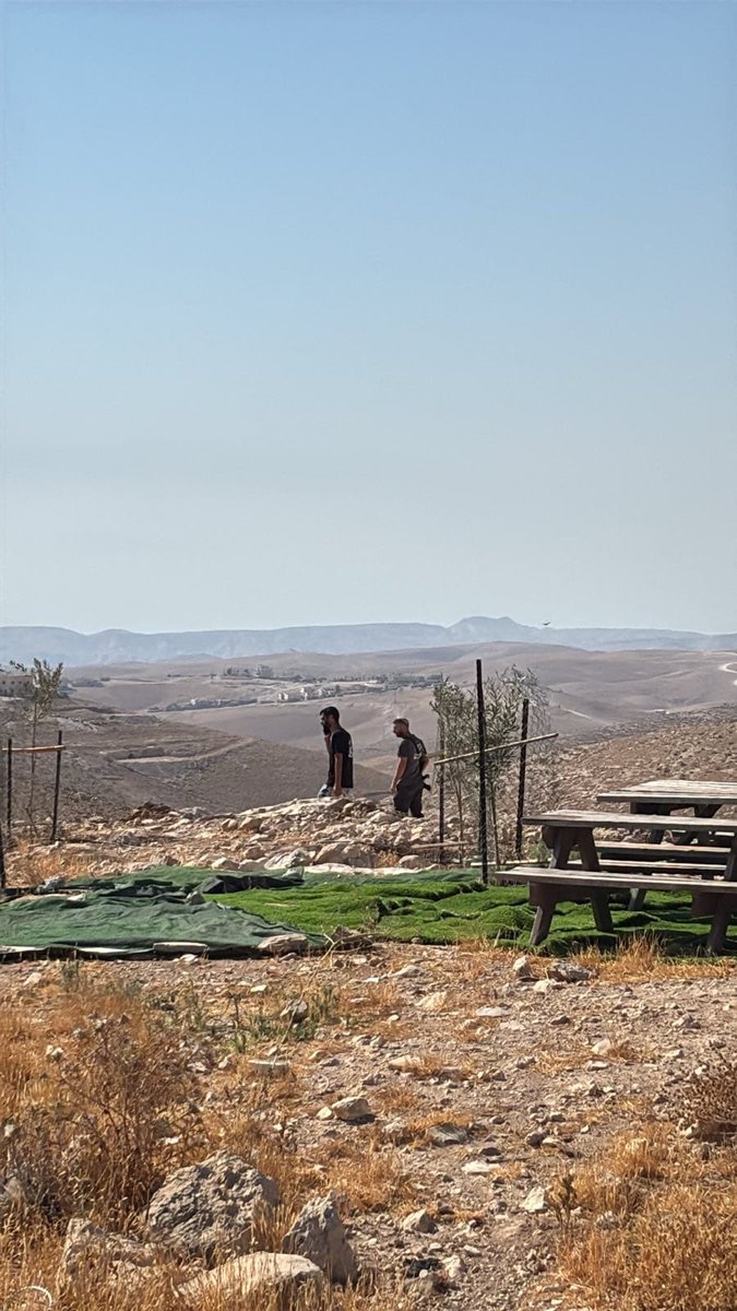 Mesafer Yatta. Appena una settimana dopo aver sparato e ucciso Awdah Hathaleen, il colono Yinon Levi è tornato a Umm Al Khair per supervisionare i lavori del bulldozer, accompagnato dai soldati. Nel frattempo, sette abitanti di Umm Al Kheir sono in carcere senza motivo.