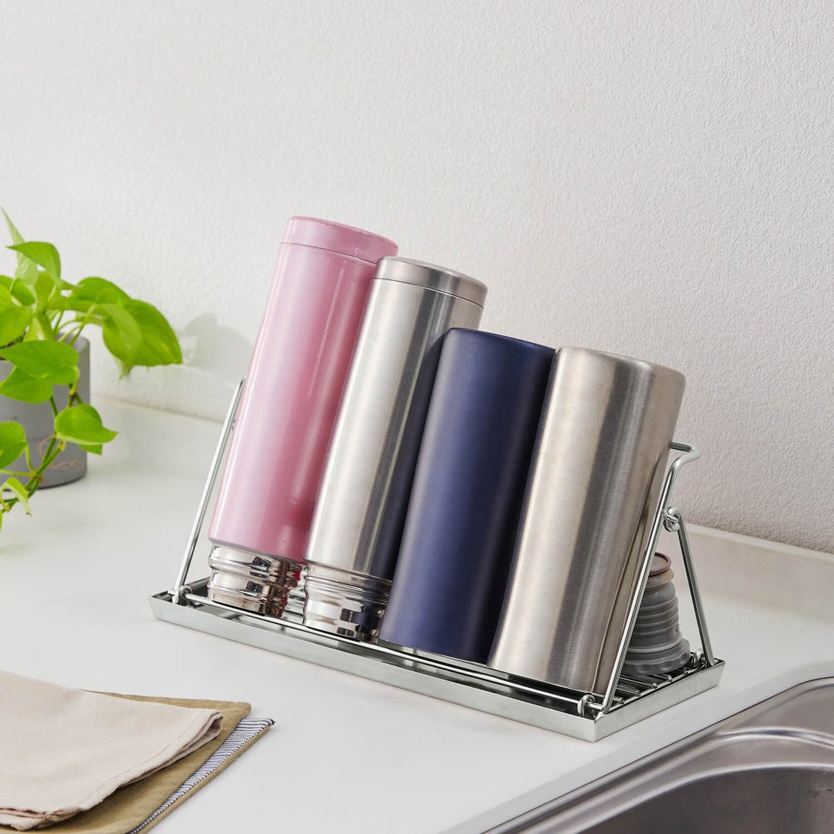 傾けて置くから水切れ抜群！時短⏰！ ▷折りたたみ式ステンレス製