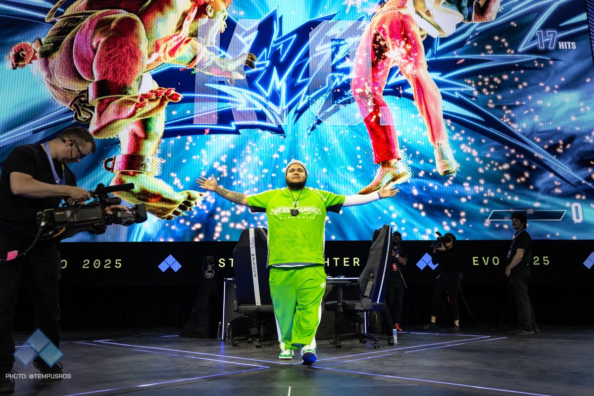 Evo Champion MenaRD (República Dominicana) después de su histórica victoria en Street Fighter 6. Saúl Mena hizo historia al convertirse en el primer jugador de Street Fighter 6 en ganar EVO Japón y EVO Las Vegas. #Evo2025