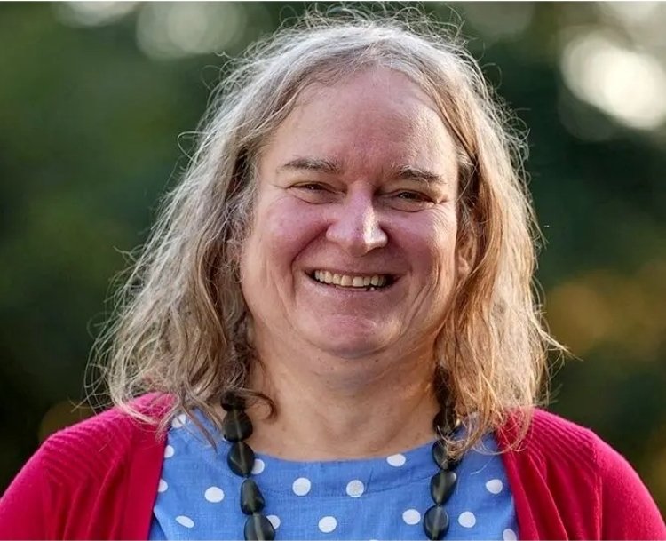 Here, showing off the latest in Australian female style is the lovely Roxy! 
Please marvel at the haircut! The top! The feeling!

(Man jaw, adam's apple and creep factor, models own.)