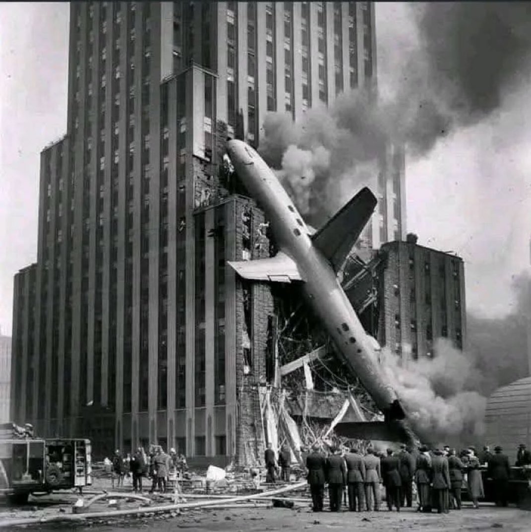 How did the Empire State Building handle a plan but the twin towers couldn’t?