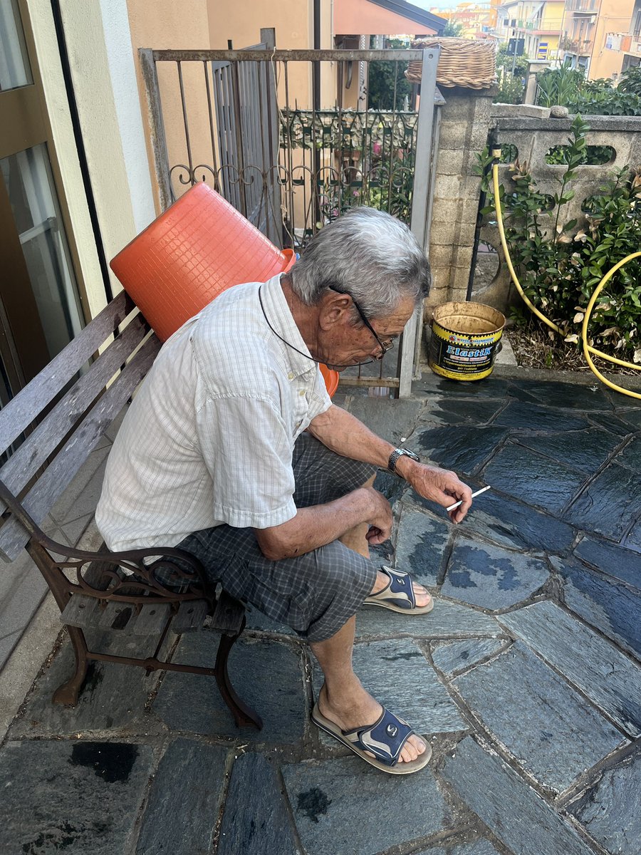 making tomato sauce con il nonno