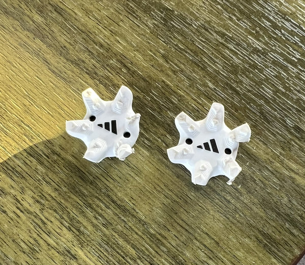 最近ゴルフの練習一回でスパイクの鋲2個死ぬんだけどどゆこと…