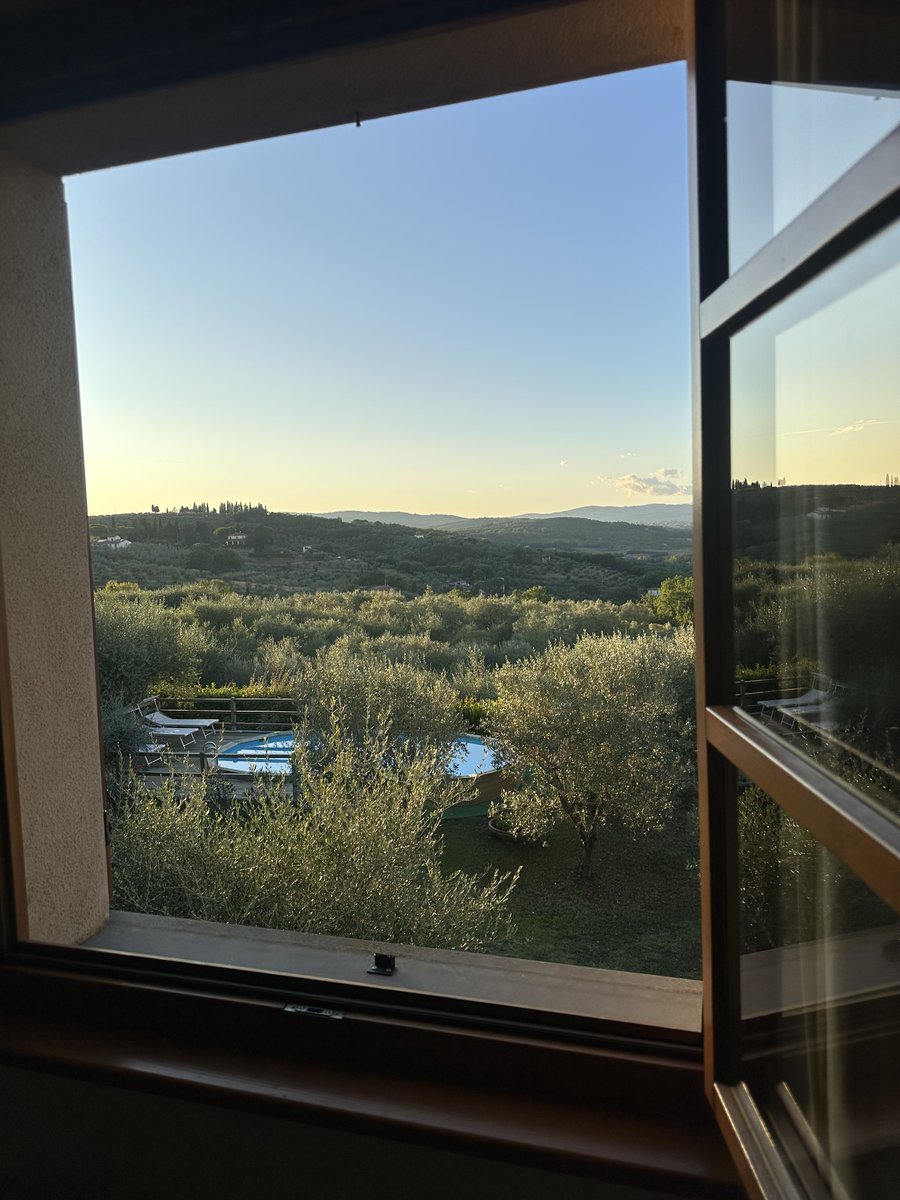 📍 Toscana, Italy

This one is special.

My yearly one-week leave. Will do the bare minimum.

We rented a villa with 25 friends (kudos to logistic organisers) and just gonna proper chill ✌🏻

Still planned tweets for the week 🤤