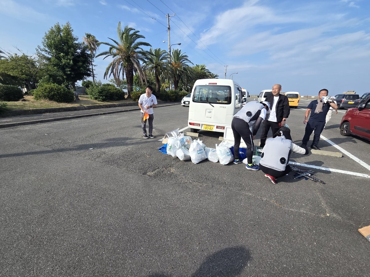 おんまく
次の日のごみ拾い
部会員30名
市民の方10名ほどで1時間

昨日花火後みんなでごみを拾うのだが
拾い残しと風向きで花火のカスが
多く落ちるときがある

そのためのごみ拾いなのだが今回は花火が見える環境が整い
山から海の風のためごみは落ちていないので楽でした