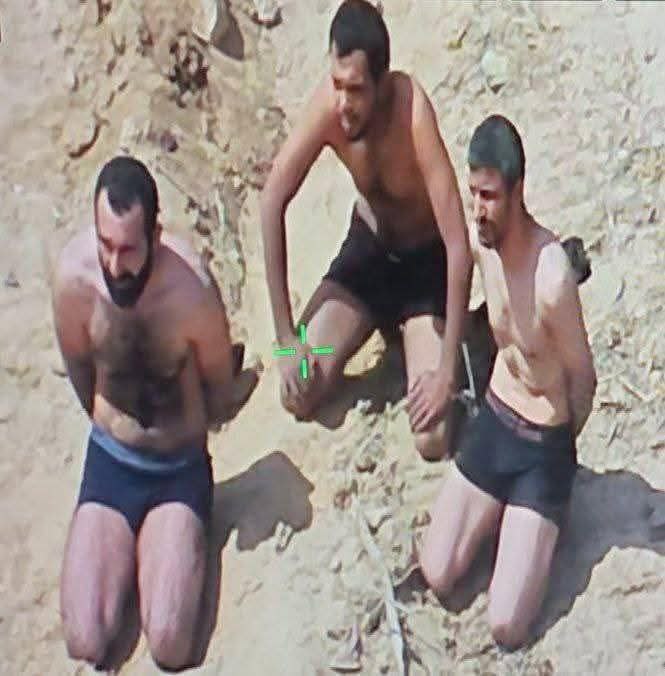 بمناسبة هذي الصورة اللي منتشرة لعناصر نخبة طيزي من كذائب الأقزام و هم شالحين بالبوكسرات بعدما سلمو سلاحهم للجيش .. طالعة نبرة حنونة من بعض الناس بتقلك لا تشمت فيهم ، هذول بيضلّو ولاد شعبنا ، صح قياداتهم ولاد شرموطات بس هذول بقاتلوا بالخنادق

ارجعوا لمنشور قحاب الخنادق و منايك