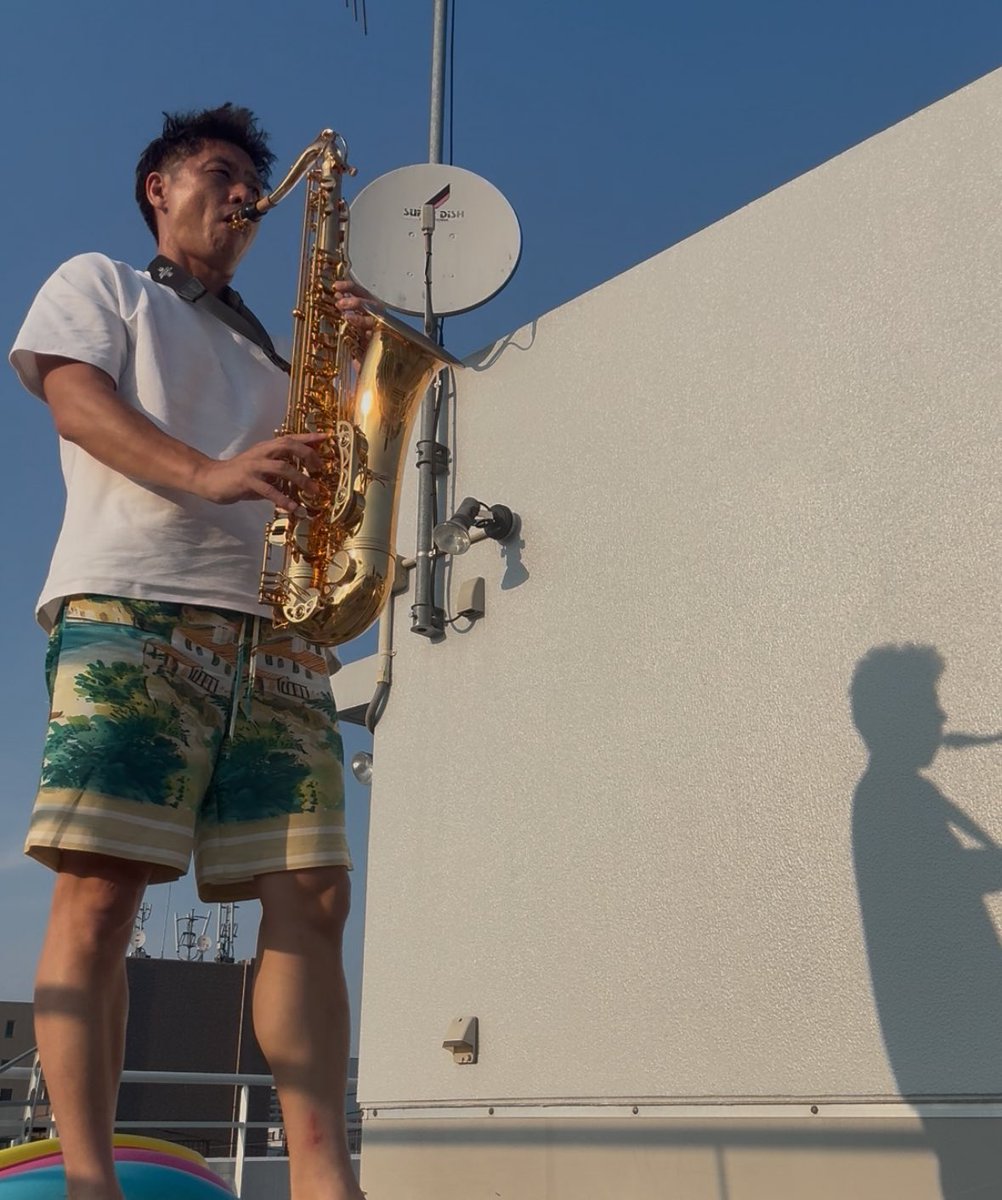 サックス練習中なんだけど思ってたより音が響いて屋上で練習できる感じじゃないな。。早く初回レッスン来ないかなー！