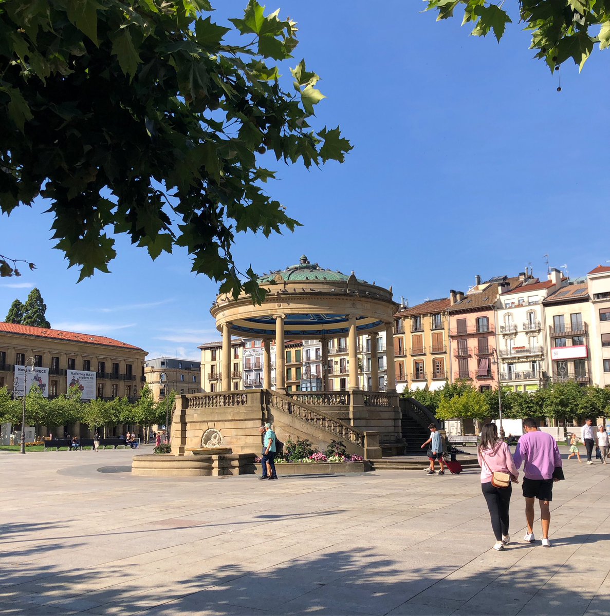 Feliz semana desde nuestra querida Plaza del Castillo 🥰🔝🤩

#pamplona #hotel #5estrellas #granhotellaperla