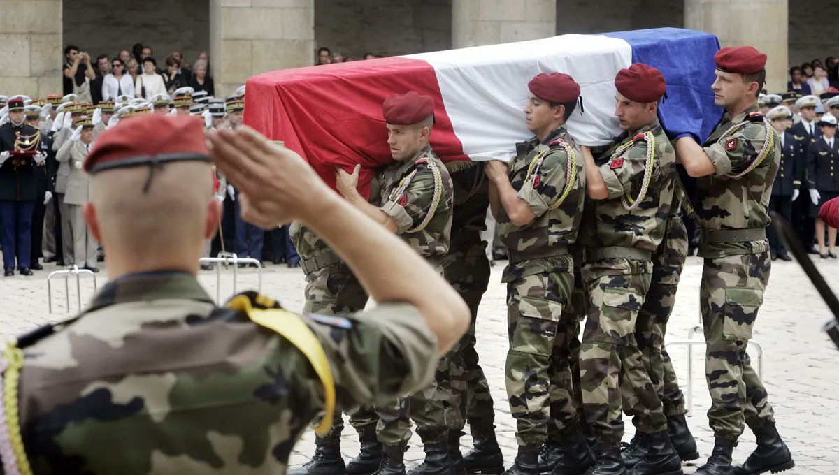 🇫🇷 Le 18 août 2008, dans la vallée d’#Uzbin en #Afghanistan, une section française est tombée dans une embuscade d’une violence inouïe, un véritable guet-apens tendu par une centaine de talibans, dissimulés dans les reliefs escarpés, qui ont attaqué nos soldats par surprise alors