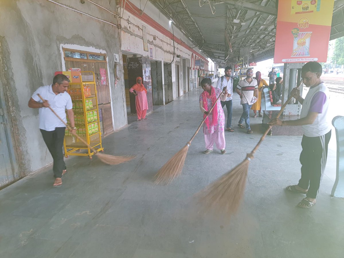 स्वच्छ स्टेशन, सुखद यात्रा!

स्वच्छता अभियान के अंतर्गत लक्सर जं रेलवे स्टेशन पर रेल कर्मचारियों द्वारा श्रमदान कर स्टेशन परिसर को स्वच्छ और सुंदर बनाया गया। साथ ही यात्रियों को स्वच्छता के प्रति जागरूक भी किया गया।

#SwachhtaAbhiyan #SwachhRail