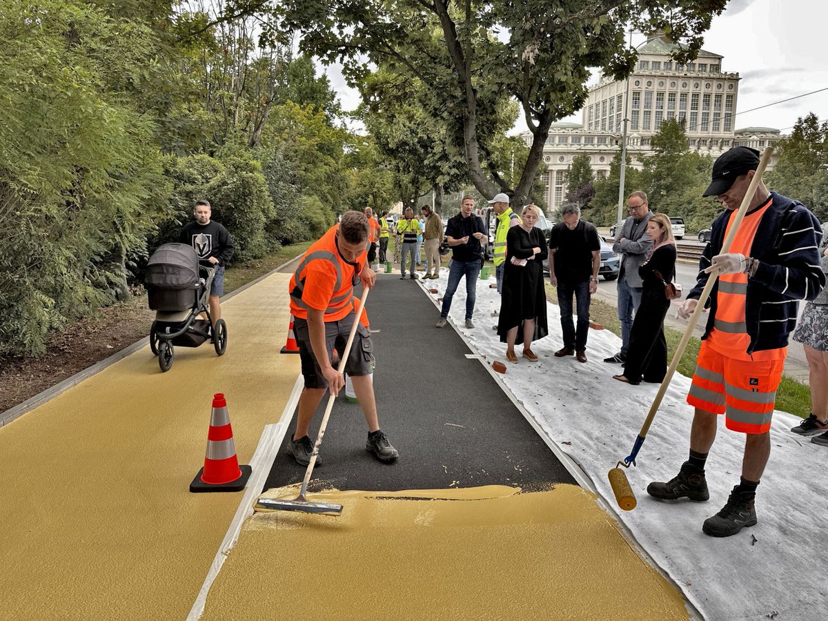 Inovace a bezpečnost v dopravní infrastruktuře: TSK testuje na cyklostezce na Podolském nábřeží nové povrchy. 🚲 

Není to jen barva, je to sofistikovaný systém. Změřili jsme vysoké protiskluzové hodnoty. 

Bezpečnost cyklistů a chodců je pro nás priorita.