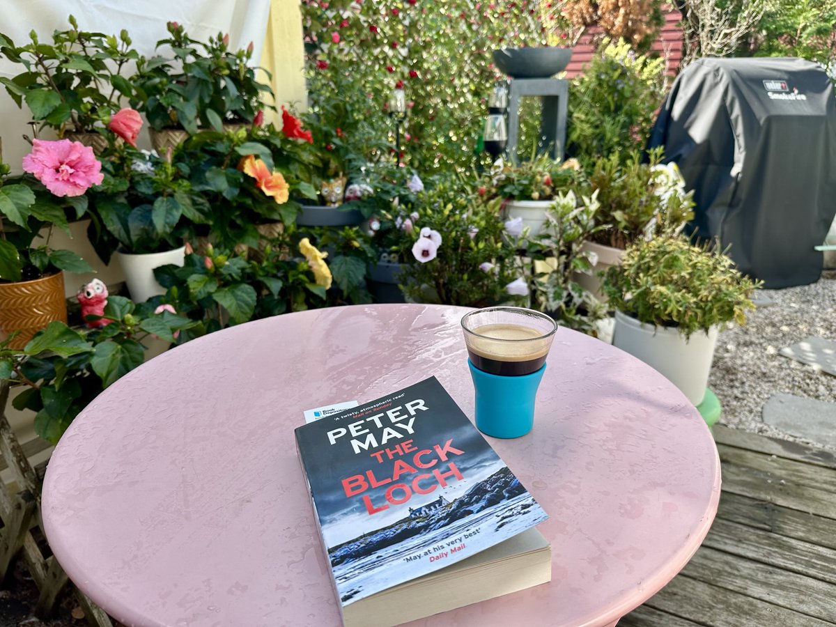 And relax! A wonderful treat reading “The Black Loch” by ⁦best selling ⁦<a href="/authorpetermay/">Peter May</a>⁩ 🙌🙌🇸🇪🏴󠁧󠁢󠁳󠁣󠁴󠁿