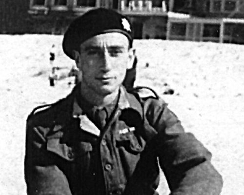 Jan Horal nosíval modrou leteckou uniformu válečného veterána. Tvrdil, že prožil druhou světovou válku jako stíhač RAF. „Němec se objevil ze slunce. Vůbec jsem ho neviděl. Sestřelil mě. Všude samá exploze,“ popisoval jeden letecký souboj. Příhodu si však vymyslel. Záhadou zůstává