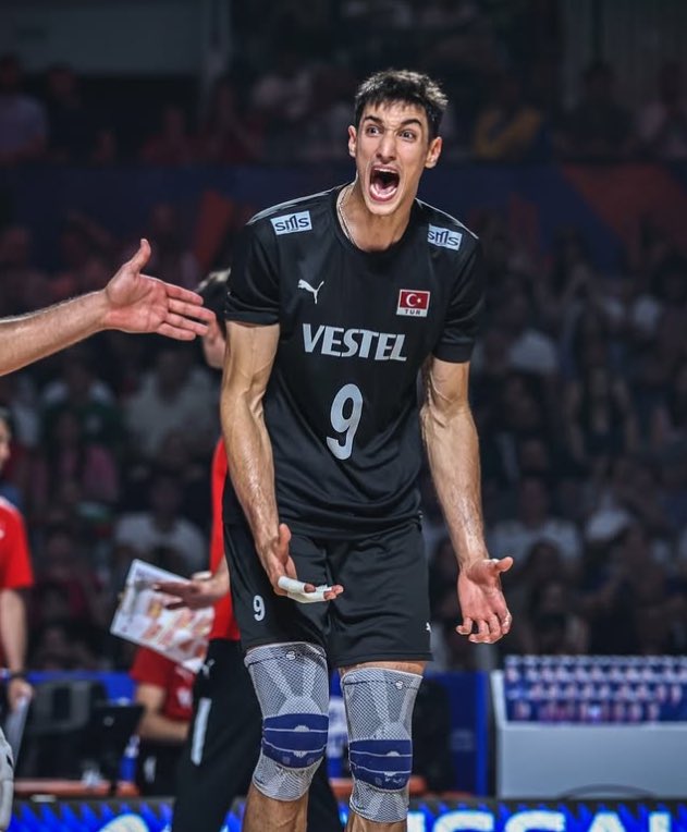 🏅 𝓔𝓕𝓔 𝓜𝓐𝓝𝓓𝓘𝓡𝓐𝓒𝓘 zirvede! 

🇹🇷 Milli smaçör, 26 ace ile Milletler Ligi’nde 2025 yazının en iyi servis atan ismi oldu.