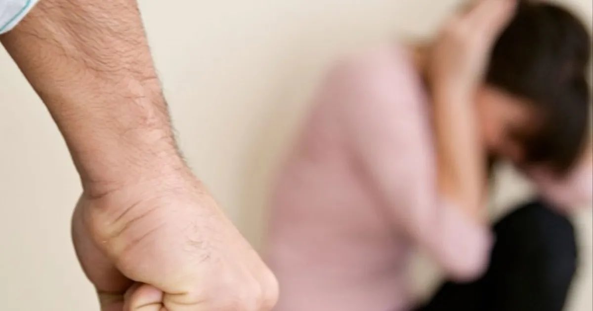 ؛؛؛ أحقر الرجال هو ذالك الذي يسرق أجمل سنين الأنثى 💔 ؛؛
ثم يقذفها لجحيم الحياة👌..،