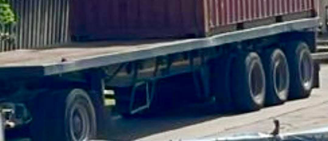 NEWS: A Zimbabwean driver has disappeared with a trailer that was loaded with expensive goods he was supposed to deliver at Langerberg at Bayhead in Durban.
The container was collected this morning from the Durban harbour. A hunt to nab him is now underway - The News Box