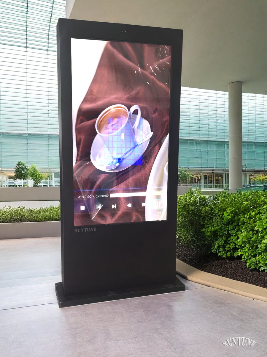 suntunesignage's tweet image. 🚙 Drive-thru signage benefits from outdoor LCDs that show live product info, menu updates, and wait times. #DriveThruTech #OutdoorSignage #InteractiveLCD