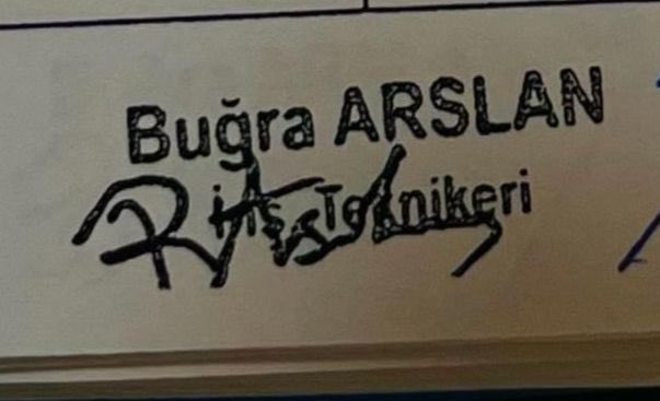 brctv12's tweet photo. Hatay için bakalım ADALET nasıl işleyecek❓

Sahte diploma çetesi dünyada böyle bir çete YOKKK‼️

Yayın arkadaşım, bu ülkenin gerçek namuslu vatandaşları, çalınan bizim vatanınızın geleceği‼️

Ölülerimiz bile soyuluyor, şerefsizler paralarımızı çalıyor‼️

Depremde hayatını kaybedenlerin okul ve resmi kayıtları siliniyor, yerine yeni belgeler çıkarılıyor. Bu sayede, ölülerin yerine yeni isimler ve belgelerle sahte işlemler yapılabiliyor.

Örneğin; Hatay Büyükşehir Belediyesi’nde depremde hayatını kaybeden inşaat teknikeri Buğra Arslan’ın imzası taklit edilerek, yüzlerce projeye onay verildi ve milyonlarca liralık vurgun yapıldı. Yetkililer, bu sahtekarlığın farkında olmalarına rağmen, gerçek dışı işlemlerle devlet kaynaklarını hortumlamışlar.

Hatay Büyükşehir’de inşaat mühendisi olarak görev yapan Buğra Arslan’ın ölümü sonrası, onun adına yapılan sahte işlemler ve vurgunlar, ciddi bir organize suç ve yolsuzluk ağına işaret ediyor. Bu olay, devlete ve halka büyük zararlar veriyor.

İşte, orijinal ve sahte belge arasındaki fark; ilk fotoğraf sahte, ikincisi ise gerçek. ( Görsel altta fotoğrafta ) 

Hatay Büyükşehir’de depremde ölen mühendislerin imzaları taklit edilerek yapılan bu yolsuzluklara karşı durmak ve gerçekleri halkla paylaşmak gerekiyor.

Bu konuda, resmi kurumların ve denetçilerin, özellikle Sayıştay’ın, bu vurgunlara göz yummaması ve araştırma yapması şart. Aksi takdirde, bu organize suçlar devam eder ve halkın malı hortumlanmaya devam eder.‼️

Unutmayın; Namuslularda, Namussuzlar kadar cesur olmalı.

Not; İnkar ederlerse detayı daha da detaylandıracağım.

#SahteDiplomalılarıAçıklayın