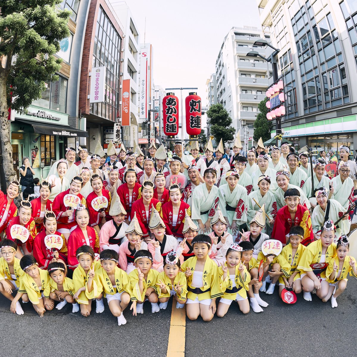 kohta_m7's tweet photo. 【徳島阿波おどり出演！！��
灯連（あかしれん）を2010年に結成して、今年2025年で15周年。
この記念すべき年に念願だった本場・徳島の阿波踊りに出演します！！
出演日は8月13日（水）18:18〜。
ありがたいことに連員のほとんどが参加してくれて、約80名での参加です。

見ている人たちに楽しんでもらえるよう15年の想いを込めた精一杯のパフォーマンスをしますので、皆さまどうか温かいご声援をよろしくお願いします！

（灯を作ってから気づけばもう15年。いつかはみんなで行きたいよね、なんて言ってた徳島に本当に行ける日が来るなんて感慨深いなぁ。。）

ということで、お盆期間中は全く仕事が手につかないので探さないでください。

#灯連
#徳島阿波おどり