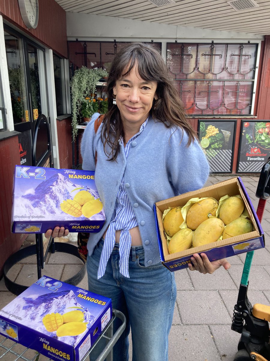 Happy surprise! What do I find in my village grocery store in Sweden? It’s mangoes 🥭 🥭 from Pakistan ♥️!