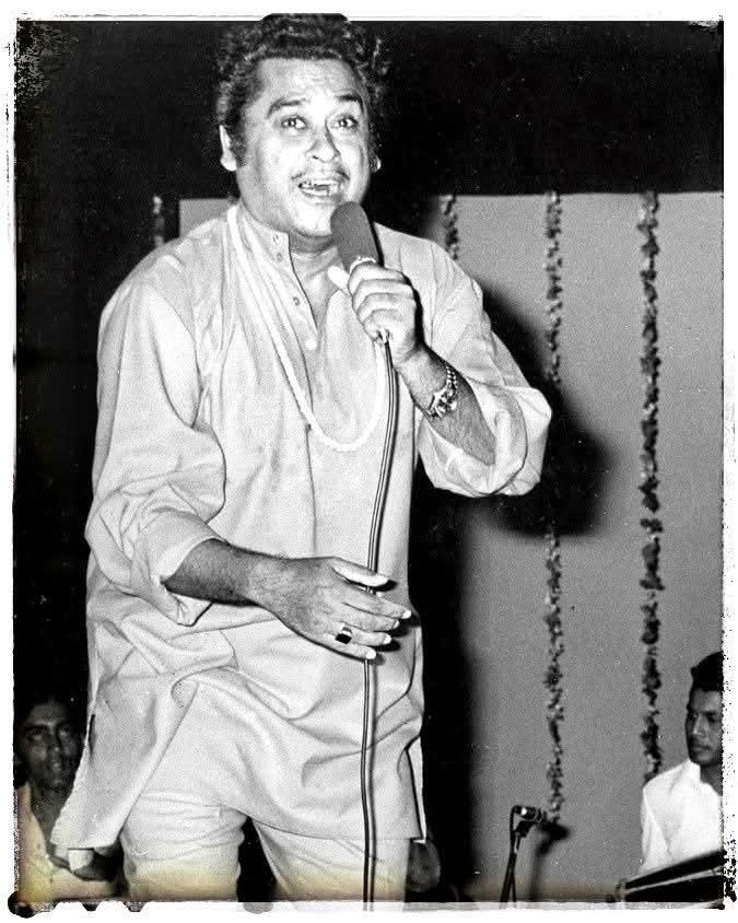 मध्यप्रदेश के गौरव, महान पार्श्व गायक व अभिनेता किशोर कुमार जी की जयंती पर सादर नमन। 
बेमिसाल आवाज़, बेमिसाल शख़्सियत!
गायकी, अदाकारी और निर्देशन, हर रंग में ढले कलाकार किशोर कुमार जी की जयंती पर श्रद्धांजलि।
#KishoreKumar #MusicalLegend