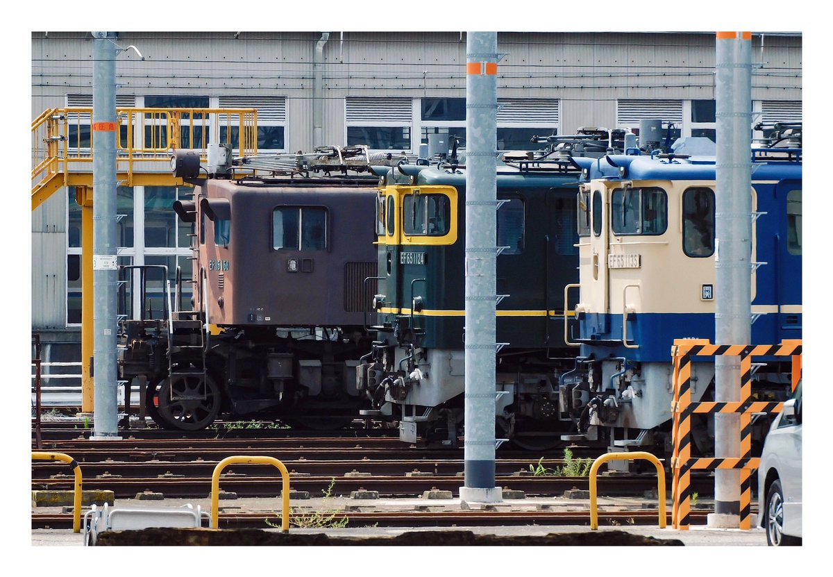 EF15 158 × EF65 1124 × EF65 1135
現役機との並びは、車庫での留置ならではの光景。