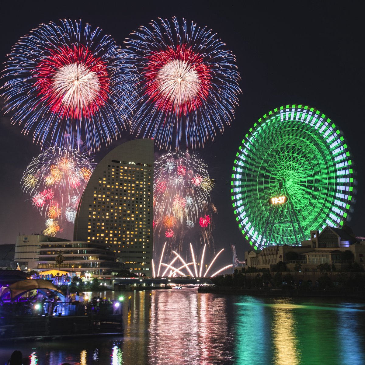 szuuxlo's tweet photo. 港町の空を鮮やかに彩る🎆
今夜はみなとみらいスマートフェスティバル！ https://t.co/13ysNjZawj