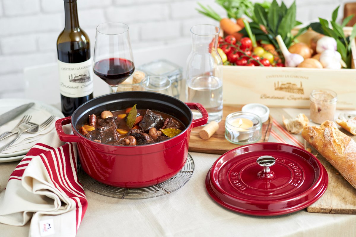 🍲 STAUB no hace ollas. Crea compañeras de vida. En una cocina que corre, sus cocottes nos invitan a parar. A volver al fuego lento, al sabor profundo y a la cocina que se hereda.

🔥 Hierro fundido de alta calidad, interior esmaltado negro mate y tapa con “picots” que devuelven